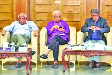 শেষ মুহূর্তে দেনদরবার