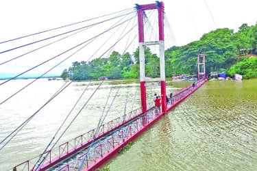 ডুবে যাচ্ছে ঝুলন্ত সেতু
