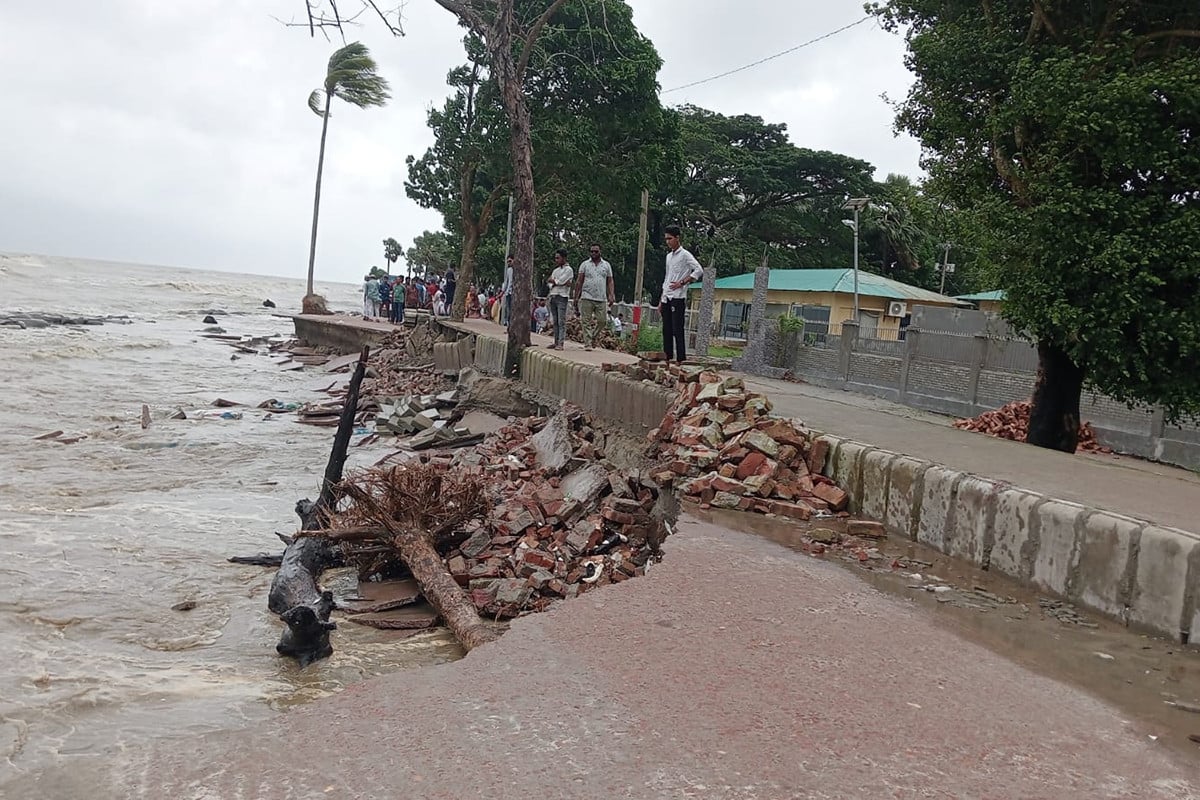 কুয়াকাটায় সমুদ্রের ঢেউয়ে বিধ্বস্ত কোটি টাকার সড়ক