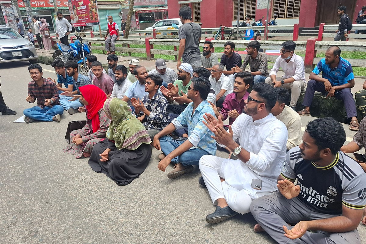 সরকারি হাসপাতালে অব্যবস্থাপনার বিরুদ্ধে শিক্ষার্থীদের অবস্থান কর্মসূচি