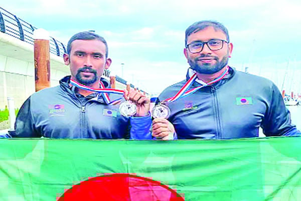 ইংলিশ চ্যানেল পাড়ি দুই সাঁতারু