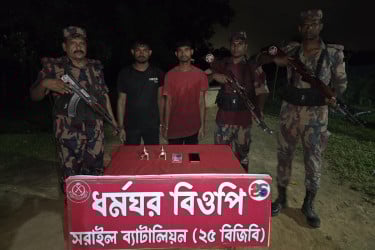 সীমান্তে ভারতীয় পিতলের মূর্তিসহ আটক দুই যুবক