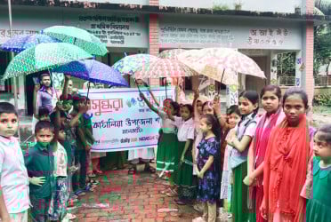 কাঠালিয়ায় সুবিধাবঞ্চিত শিক্ষার্থীদের মাঝে বসুন্ধরা শুভসংঘের ছাতা বিতরণ