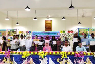 মোংলায় ৩০ কৃতি শিক্ষার্থীর মাঝে পুরস্কার বিতরণ