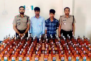 নেত্রকোনায় মদসহ ২ কারবারি আটক