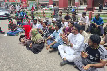 সরকারি হাসপাতালে অব্যবস্থাপনার বিরুদ্ধে শিক্ষার্থীদের অবস্থান কর্মসূচি
