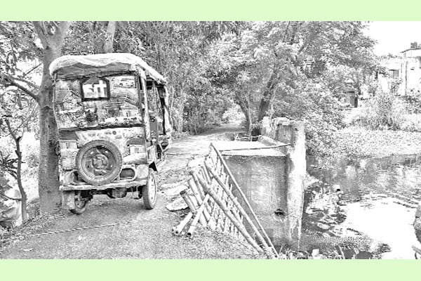 সড়কের দুরাবস্থা ভোগান্তি ২০ গ্রামের মানুষের