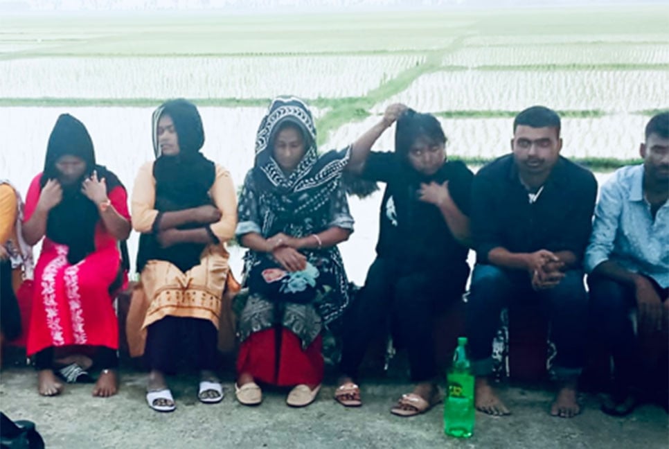 নওগাঁ সীমান্তে নারীসহ ১০ জনকে পুশইন বিএসএফের