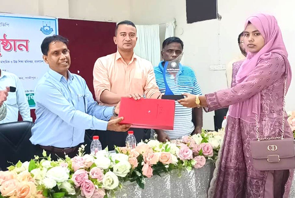 কালিয়াকৈরে মেধাবী শিক্ষার্থীদের মাঝে পুরস্কার বিতরণ