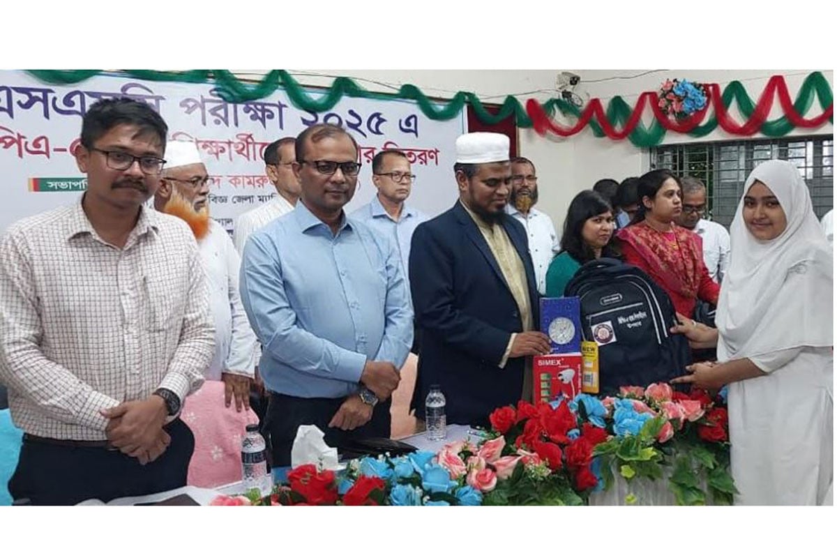 গোপালগঞ্জে এসএসসি পরীক্ষায় জিপিএ-৫ প্রাপ্ত শিক্ষার্থীদের মাঝে পুরস্কার বিতরণ