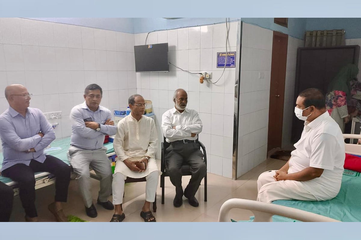 হাসপাতালে চিকিৎসাধীন সাংবাদিক নেতা কাদের গনিকে দেখতে গেলেন মঈন খান