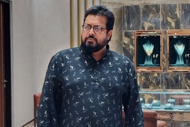 ‘কীসের ভিত্তিতে পুরস্কার নিচ্ছেন’, প্রশ্ন ওমর সানীর