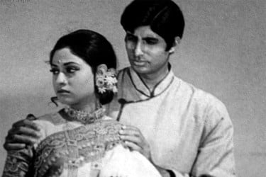 যে সুপারহিট সিনেমায় বিনা পারিশ্রমিকে অভিনয় করেছিলেন অমিতাভ-জয়া
