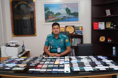 হারিয়ে যাওয়া ১৬০টি মোবাইল উদ্ধার করে মালিকদের বুঝিয়ে দিল ডিএমপি