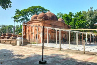 ঐতিহাসিক কুতুব মসজিদের দানবাক্স ভেঙে টাকা লুট, থানায় অভিযোগ