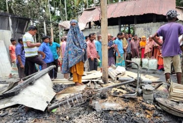 কুড়িগ্রামে আগুনে বসতবাড়ি পুড়ে ছাই