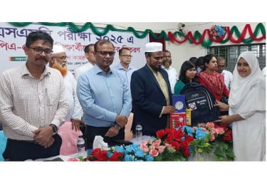 গোপালগঞ্জে এসএসসি পরীক্ষায় জিপিএ-৫ প্রাপ্ত শিক্ষার্থীদের মাঝে পুরস্কার বিতরণ