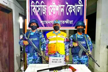 সুন্দরবনে কোস্টগার্ডের অভিযানে অস্ত্র উদ্ধার