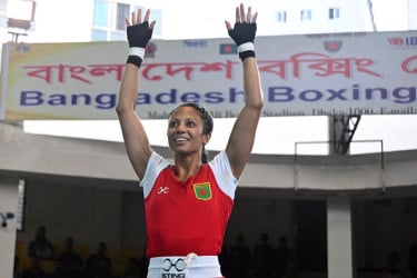 জাতীয় বক্সিংয়ে দেশসেরা জিনাত, আফরার লড়াই প্রশংসিত