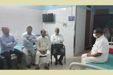 হাসপাতালে সাংবাদিক নেতা কাদের গনিকে দেখতে গেলেন মঈন খান