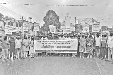 স্থায়ী ক্যাম্পাস দাবিতে মহাসড়কে শিক্ষার্থীরা
