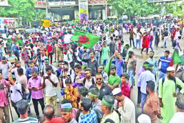 জুলাই সনদের দাবিতে শাহবাগ অবরোধ, তীব্র যানজটে দুর্ভোগ