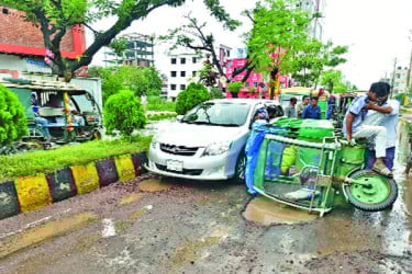 খানাখন্দে ভরা সড়ক, বৃষ্টিতে বড় ক্ষতি