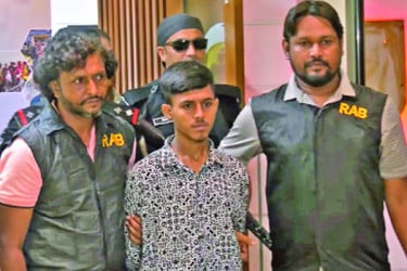 পিচ্চি মুন্নাকে ধরিয়ে দেওয়াই কাল হলো সুমনের