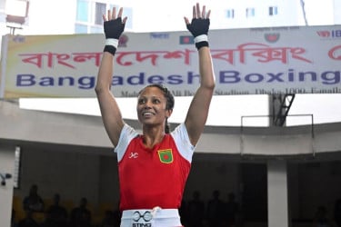 জাতীয় বক্সিংয়ে দেশসেরা জিনাত, আফরার লড়াই প্রশংসিত