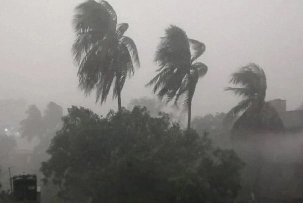 ঢাকাসহ ১২ জেলায় ৬০ কিমি বেগে ঝড়ের শঙ্কা
