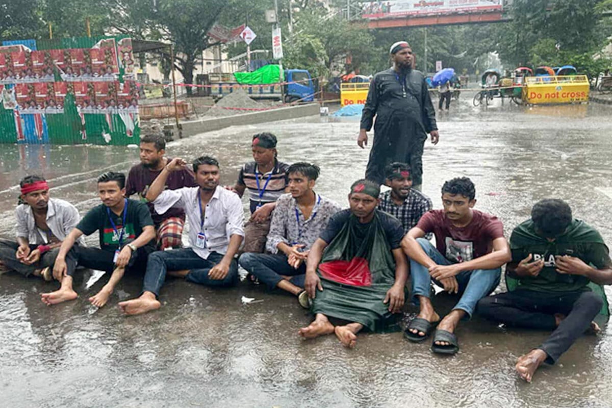 জুলাই সনদ বাস্তবায়নের দাবিতে বৃষ্টির মধ্যেও শাহবাগ অবরোধ