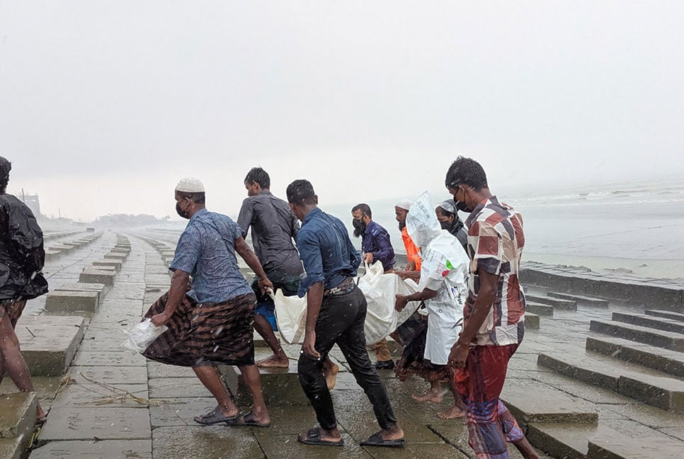 কুয়াকাটা সৈকত থেকে ১ জেলের লাশ উদ্ধার, নিখোঁজ ৪