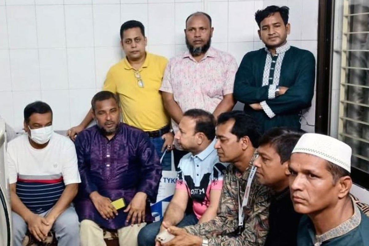 চিকিৎসাধীন সাংবাদিক কাদের গনিকে দেখতে হাসপাতালে পেশাজীবী পরিষদের নেতৃবৃন্দ