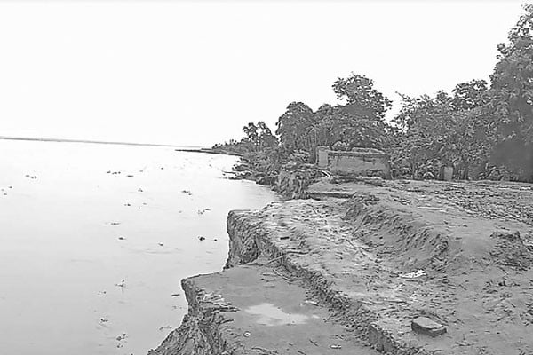 ফারাক্কা খুলে দেওয়ায় দিশাহারা পদ্মা-মহানন্দা তীরের মানুষ