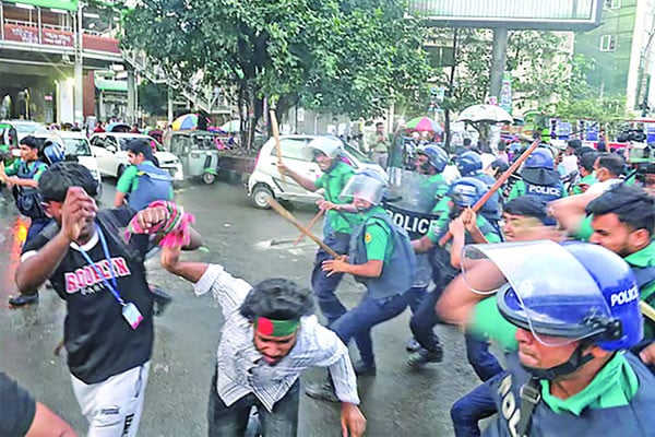 শাহবাগ অবরোধকারীদের ওপর হামলা