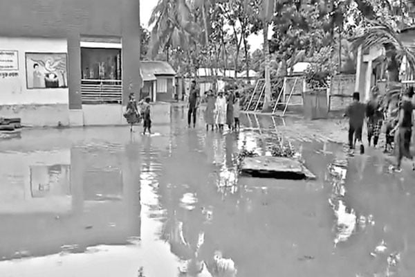 কাদাপানিতে একাকার মাঠ-আঙিনা ভোগান্তি শিশু শিক্ষার্থীদের