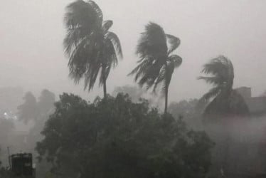 ঢাকাসহ ১২ জেলায় ৬০ কিমি বেগে ঝড়ের শঙ্কা