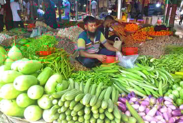 বগুড়ায় দাম বেড়েছে সবজিসহ ডিম-মুরগির