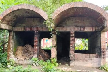 বগুড়ায় বিএস কোয়ার্টারগুলোতে
প্রতিদিন বসে মাদক ও জুয়াড়িদের আড্ডা