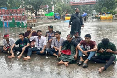 জুলাই সনদ বাস্তবায়নের দাবিতে বৃষ্টির মধ্যেও শাহবাগ অবরোধ