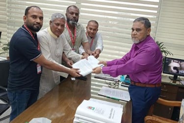 বাগেরহাটে সংসদীয় আসন কমানোয় বিক্ষোভ অব্যাহত, মহাসড়ক আবরোধের ডাক