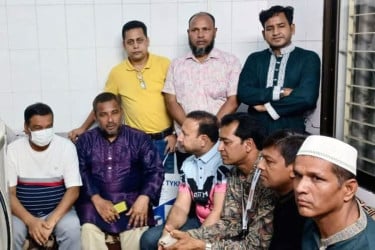 চিকিৎসাধীন সাংবাদিক কাদের গনিকে দেখতে হাসপাতালে পেশাজীবী পরিষদের নেতৃবৃন্দ