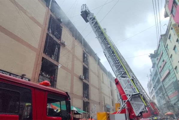 সুন্দরবন মার্কেটের চারপাশ পর্যবেক্ষণ করছে ফায়ার সার্ভিসের ড্রোন ইউনিট