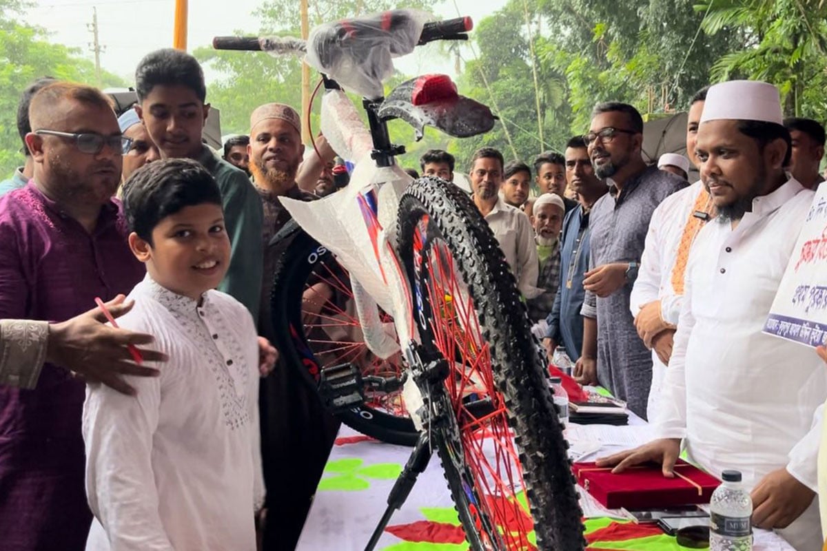 জামায়াতে নামাজ পড়ে পাওয়া গেলো উপহার