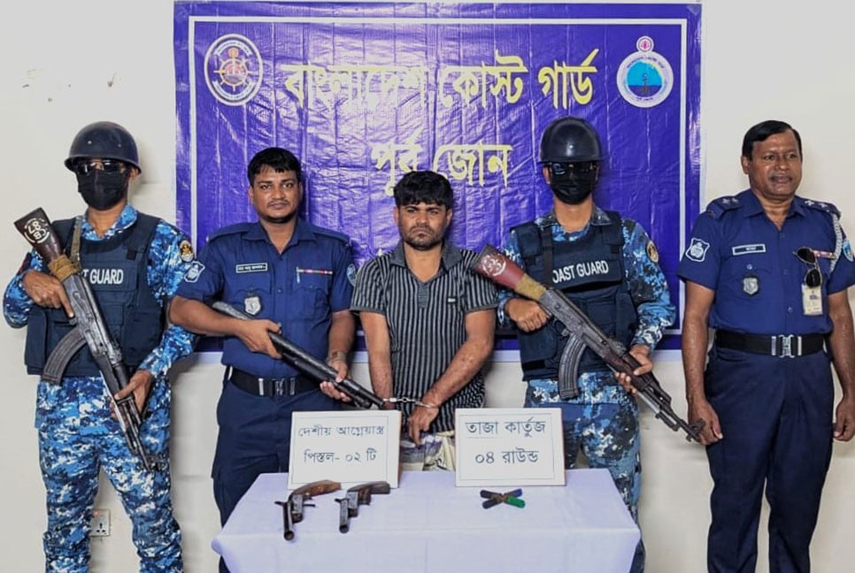 মহেশখালীতে অস্ত্রসহ ডাকাত আটক