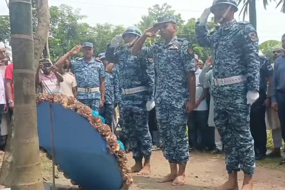 বিমান দুর্ঘটনায় নিহত ফাতেমার কবরে বিমান বাহিনীর শ্রদ্ধাঞ্জলি