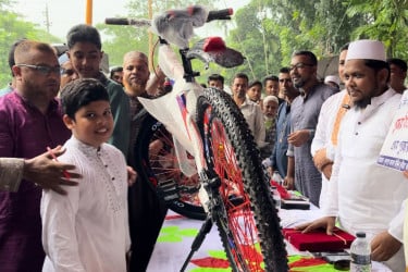 জামাতে নামাজ পড়ে পাওয়া গেলো উপহার