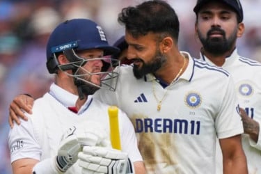 'ডাকেটের সঙ্গে আকাশের ঘটানো কাণ্ডটা অদ্ভূত'
