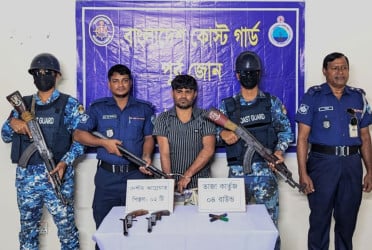 মহেশখালীতে অস্ত্রসহ ডাকাত আটক