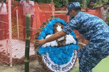 আলফাডাঙ্গায় রাইসা মনির সমাধিতে বিমান বাহিনীর  শ্রদ্ধা নিবেদন
